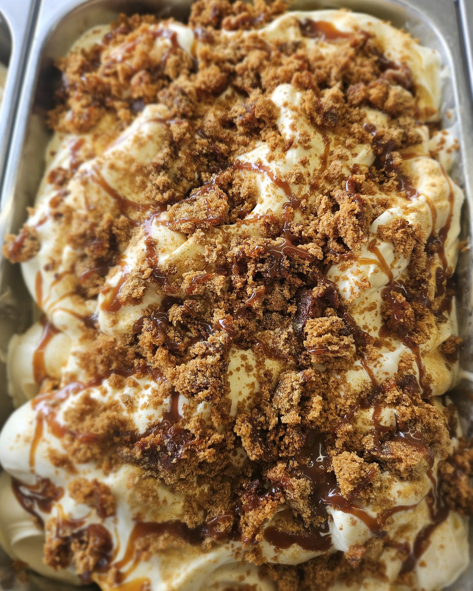 Di Pola's photograph of Ginger Cake and Custard gelato in a tray.